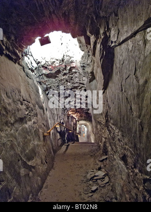 Un tunnel mène à travers le disque-rock Sutter Mine d'or à Sutter Creek, en Californie. Banque D'Images