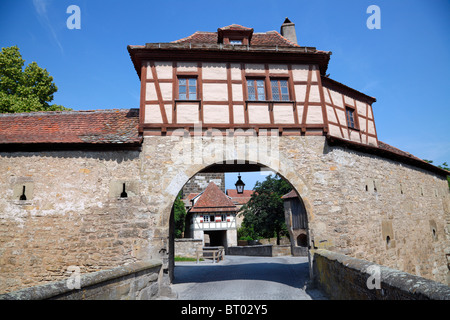 Röder Bastion, dans la ville médiévale ring mur autour de Rothenburg ob der Tauber, Allemagne. Tour Röder est derrière le bastion. Banque D'Images