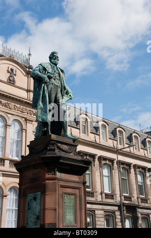 Statue en bronze de William Chambers à l'extérieur de l'Office de la Couronne, Chambers Street, Édimbourg, Écosse, Royaume-Uni Banque D'Images