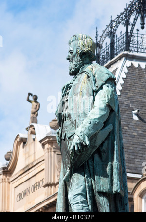 Statue en bronze de William Chambers à l'extérieur de l'Office de la Couronne, Chambers Street, Édimbourg, Écosse, Royaume-Uni Banque D'Images