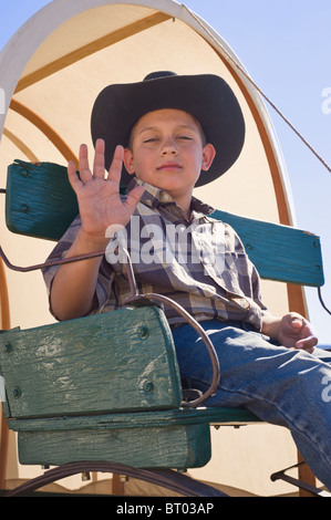Un jeune cowboy accueille les visiteurs à la Lincoln County Cowboy Symposium et Chuck Wagon Cook-Off, Ruidoso Downs, Nouveau Mexique. Banque D'Images