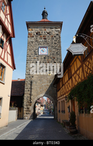 Par l'entrée de la tour Siebers dans la ville médiévale ring mur autour de Rothenburg ob der Tauber, Franconia, Bavaria, Germany Banque D'Images