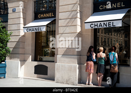 Les gens à la boutique Chanel, Paris, place Vendôme Banque D'Images