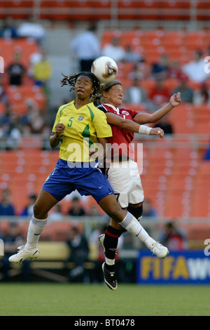 Renata Costa du Brésil (5) et Trigone Ronning de Norvège (r) rivalisent pour un en-tête au cours d'une Coupe du Monde féminine 2003 match de football. Banque D'Images