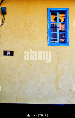 Le côté peint de couleurs vives, d'un gite rural dans le village de Birgi, Izmir, Turquie Banque D'Images