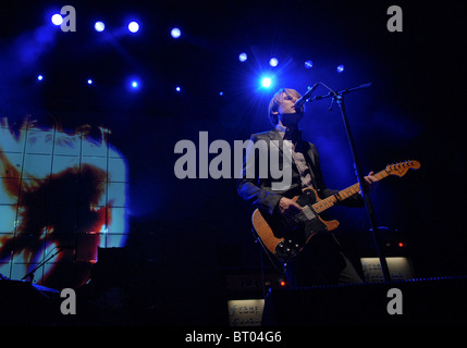 Le chanteur Alex Kapranos avec Franz Ferdinand sur scène à salle municipale de Wolverhampton Banque D'Images