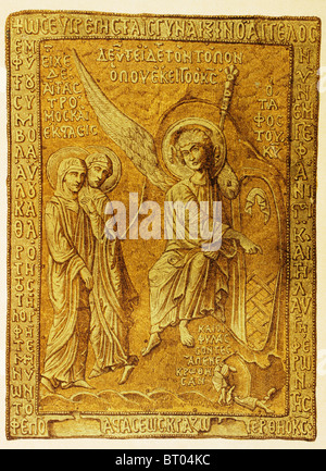 En face de la tombe vide, un ange déclare à Marie de Magdala et une autre femme que Jésus le Christ est ressuscité des morts. Banque D'Images