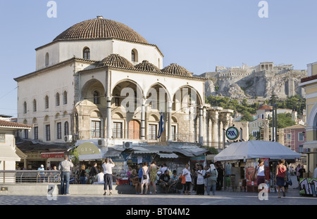 Athènes, Grèce. La place Monastiraki avec vue sur l'Acropole à distance Banque D'Images