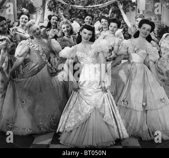 L'HARVEY GIRLS 1946 MGM comédie musicale avec Judy Garland. Cyd Charisse est juste derrière elle à droite Banque D'Images