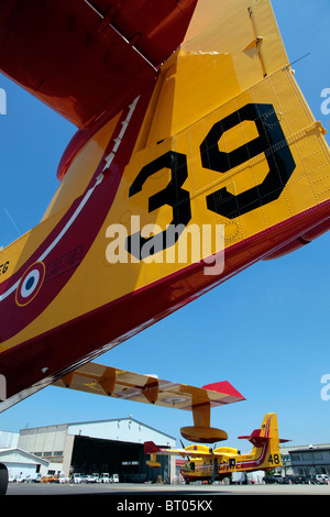 Les SERVICES D'URGENCE À CANADAIR' AVION-CITERNE DE LUTTE CONTRE L'INCENDIE, DE LA BASE DE MARIGNANE (13), FRANCE Banque D'Images