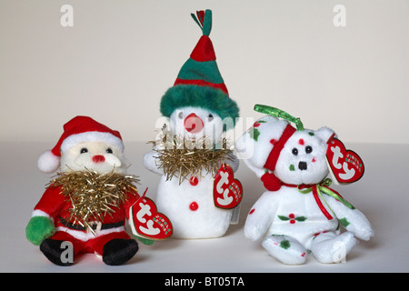 Trio de jingle Ty beanies pour Noël isolé sur fond blanc Banque D'Images