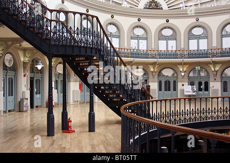 Intérieur de Leeds Corn Exchange, escaliers Banque D'Images