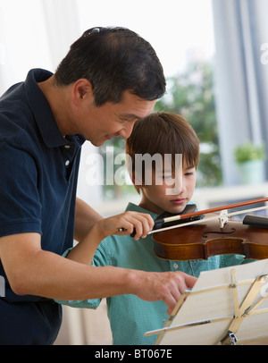 L'enseignement du père fils pour jouer du violon Banque D'Images