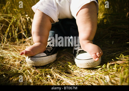 Les pieds du bébé sur le dessus de pieds du père Banque D'Images