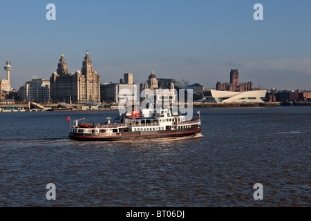 Le Ferry "nowdrop' voiles de Seacombe à Pier Head sur la Mersey. Les trois grâces et le nouveau Musée de Liverpool derrière. Banque D'Images