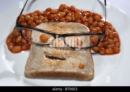 Griller le pain de fèves au drôle de visage Lunettes Banque D'Images