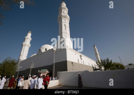 Les musulmans dans l'enceinte de Masjid Quba, 21 avril 2010 à Médine, en Arabie Saoudite. Banque D'Images