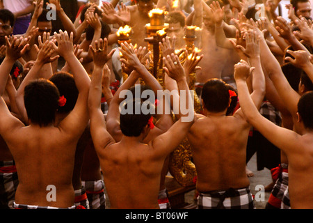 Les hommes de la danse kecak, Bali, Indonésie Banque D'Images