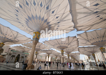 Les Pèlerins à pied sous les parasols géants à la mosquée Nabawi le 22 avril 2010 à Médine, Royaume d'Arabie Saoudite Banque D'Images