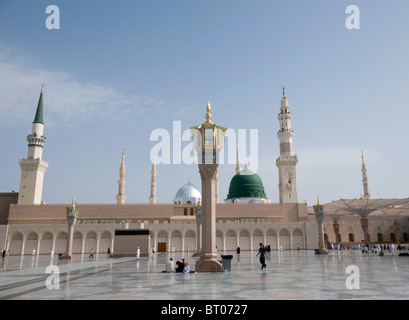 Les Pèlerins à pied à la mosquée Nabawi le 22 avril 2010 à Médine, Royaume d'Arabie Saoudite Banque D'Images