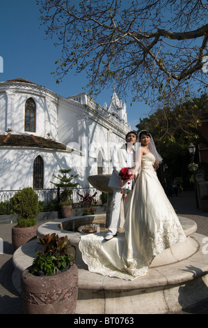 Les nouveaux mariés se faire photographier devant la cathédrale de Wangfujin. Banque D'Images