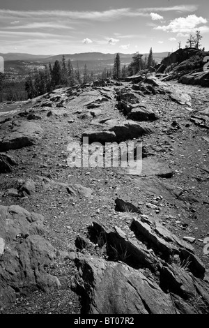 Un dôme de roche qui a été poli par l'action des glaciers dans les montagnes de la Sierra Nevada à environ 7000 pieds de l'altitude Banque D'Images