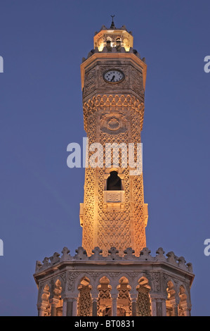 Le célèbre monument d'Izmir, la Saat Kulesi (tour de l'horloge) illustré ici allumé au crépuscule. Banque D'Images