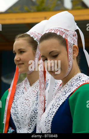 Les femmes portant le costume de Plougastel-Daoulas Bretagne France Banque D'Images