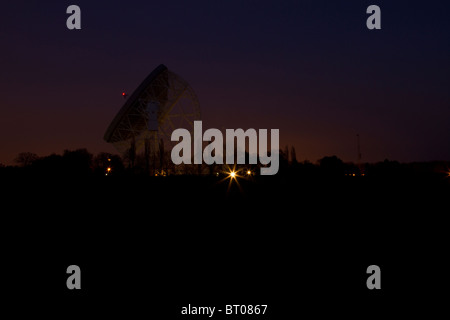 Le télescope de Jodrell Bank la nuit, Cheshire Banque D'Images