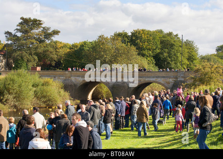 La foule sur la rive à la course de canards 2010 North Yorkshire Angleterre Tadcaster Banque D'Images