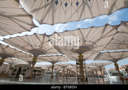 Les Pèlerins à pied sous les parasols géants à la mosquée Nabawi le 22 avril 2010 à Médine, Royaume d'Arabie Saoudite Banque D'Images