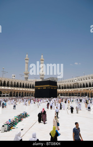 Les pèlerins de la Kaaba à circumambulate Masjidil Haram le 27 avril 2010, à La Mecque, Arabie Saoudite Banque D'Images