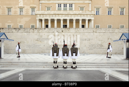 Athènes, Grèce, Europe. Changement de la garde à l'extérieur de l'édifice du Parlement en place Syntagma Banque D'Images
