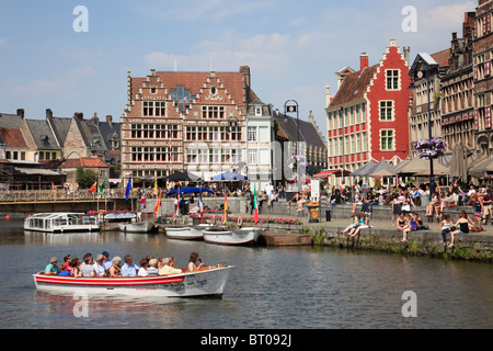 Graslei Site, Gand, Flandre orientale, Belgique, les touristes dans des bateaux touristiques sur la rivière Lys flamand médiéval avec maisons de guilde Banque D'Images