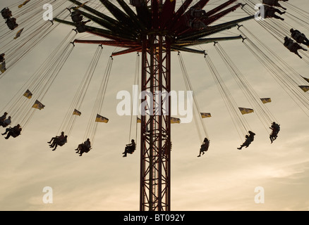 Silhouette d'un vieux Carrousel de la mode au coucher du soleil Banque D'Images