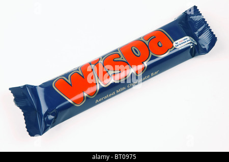 Cadbury Wispa Bar isolé sur fond blanc Banque D'Images