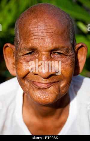 Portrait d'une vieille femme khmère sourire - Phnom Penh, Cambodge Banque D'Images