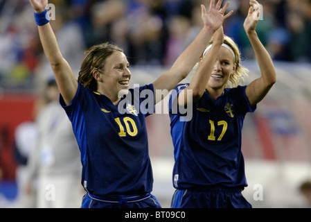 Les joueurs de la Suède (10) Hanna Ljungberg et Anna Sjoestrom (17) célébrer après leur victoire sur le Brésil en Coupe du Monde féminine 2003. Banque D'Images