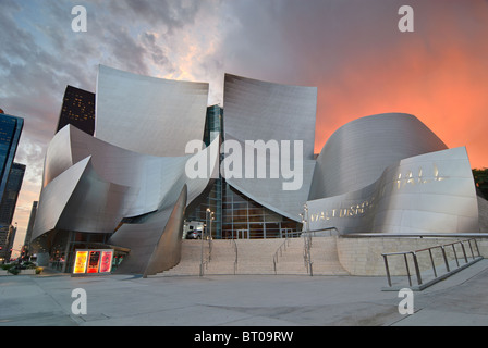 Coucher du soleil au Walt Disney Concert Hall dans le centre-ville de Los Angeles. Banque D'Images