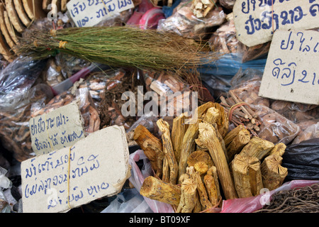 Blocage d'un trottoir rempli de racines et herbes médicinales biologiques fait partie du paysage urbain de Vientiane, Laos. Banque D'Images