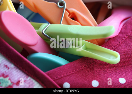 Close up of multi-couleur des chevilles en plastique dans un sac peg Banque D'Images