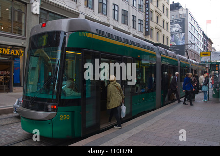 Les gens monter et descendre de tram Aleksanterinkatu Helsinki Finlande Europe centrale Banque D'Images