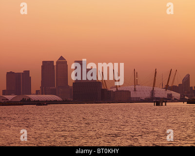 Tamise au coucher du soleil avec le Millennium Dome Docklands et de canary wharf Banque D'Images