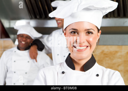 Happy chef dans une cuisine de restaurant Banque D'Images