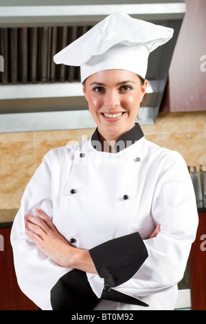 Belle jeune femme chef de cuisine en portrait Banque D'Images