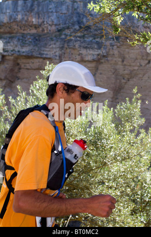 Coureur extrême marocain Lahcen AHANSAL, vainqueur de l'Ultra Trail 2010 Al Andalus, l'Espagne. Banque D'Images