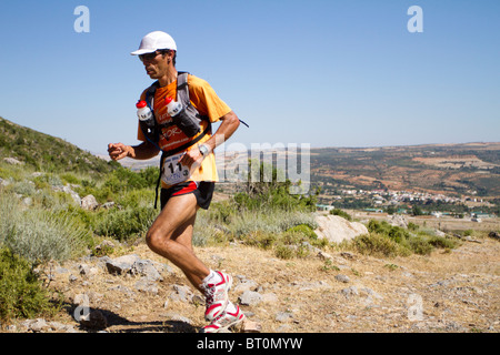 Coureur extrême marocain Lahcen AHANSAL, vainqueur de l'Ultra Trail 2010 Al Andalus, l'Espagne. Banque D'Images