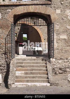 Rome, Italie, Via Appia, le Castrum Caetani et mausolée de Cecilia Metella entrée principale Banque D'Images