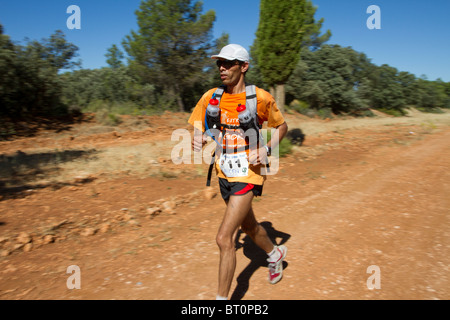 Coureur extrême marocain Lahcen AHANSAL, vainqueur de l'Ultra Trail 2010 Al Andalus, l'Espagne. Banque D'Images