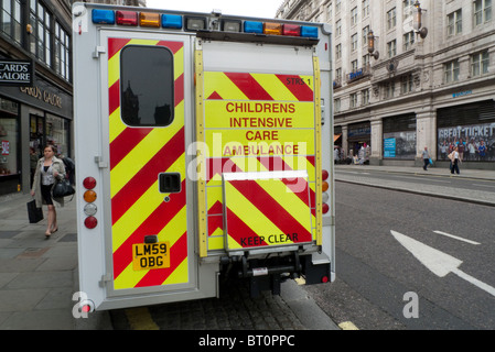 La vue arrière d'une Ambulance de soins intensifs pour enfants, The Strand, London England UK Banque D'Images